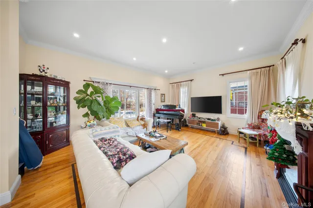 $1,668,800 | 66-19 Commonwealth Boulevard | Little Neck