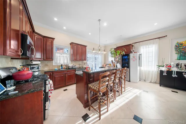 $1,668,800 | 66-19 Commonwealth Boulevard | Little Neck