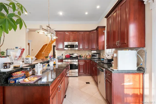 $1,668,800 | 66-19 Commonwealth Boulevard | Little Neck