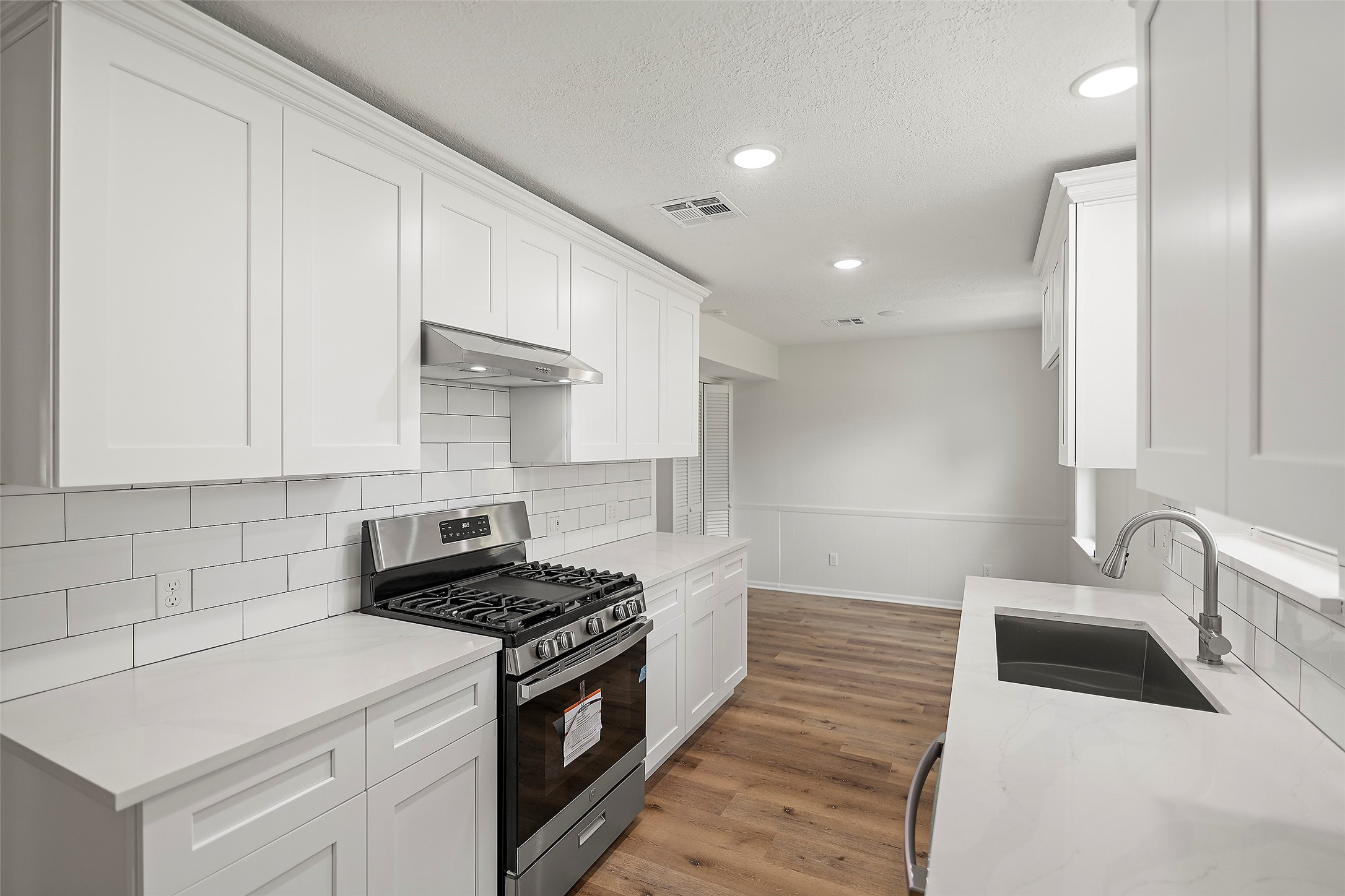10642 Mayfield Road Houston, TX 77043 - Photo 16 of 40 Refrigerator (not pictured) is included