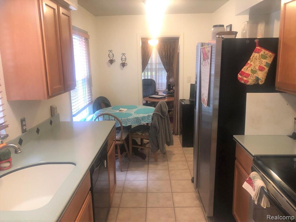 3625 Rockingham Road Royal Oak, MI 48073 - Photo 3 of 35