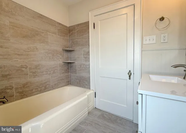 a view of empty room with window