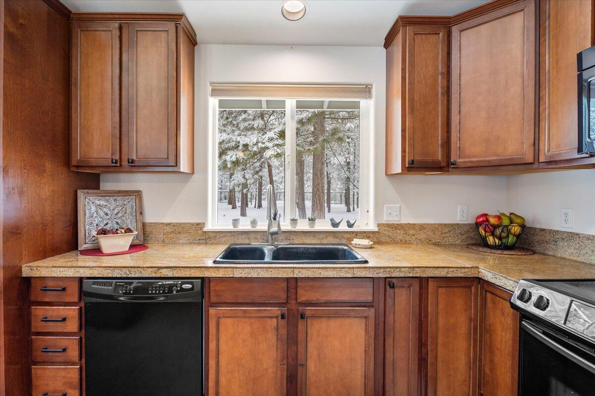 53249 Andrews Road La Pine, OR 97739 - Photo 13 of 49 16-Kitchen