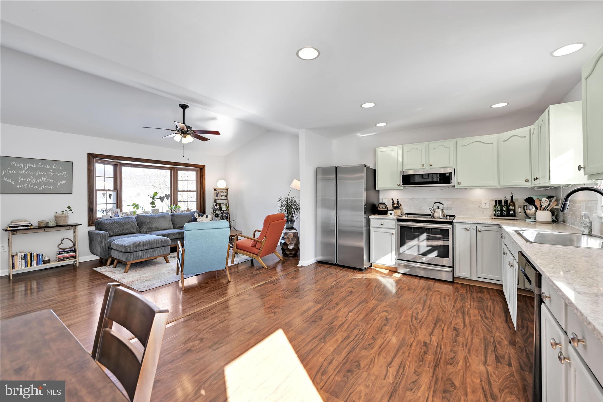 245 Dove Road Fredericksburg, PA 17026 - Photo 10 of 43 Dining Area