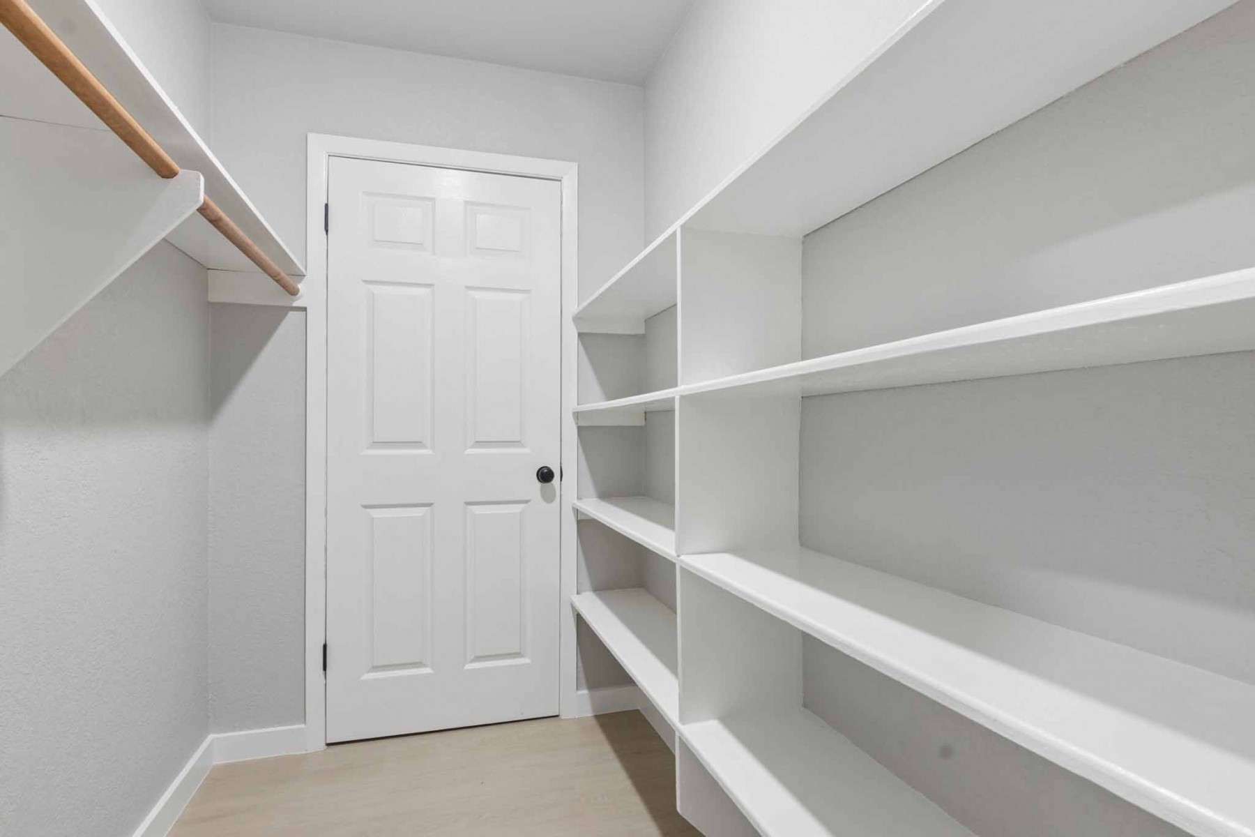 10423 Quiet Hill Road La Porte, TX 77571 - Photo 20 of 27 Walk in closet upstairs)