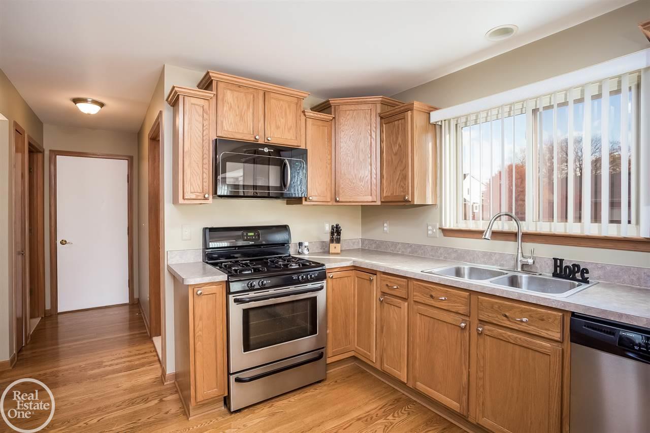 28316 Charleen Road New Baltimore, MI 48047 - Photo 12 of 48 31334923-11.JPG