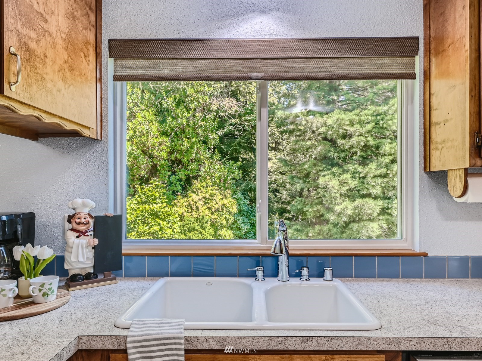 904 9th Street Snohomish, WA 98290 - Photo 11 of 40 a living room with a large window and yard floor