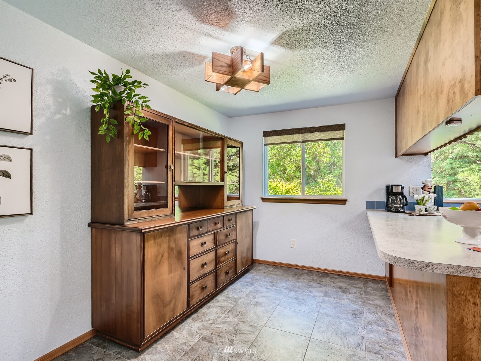 904 9th Street Snohomish, WA 98290 - Photo 12 of 40 a living room with furniture and a window