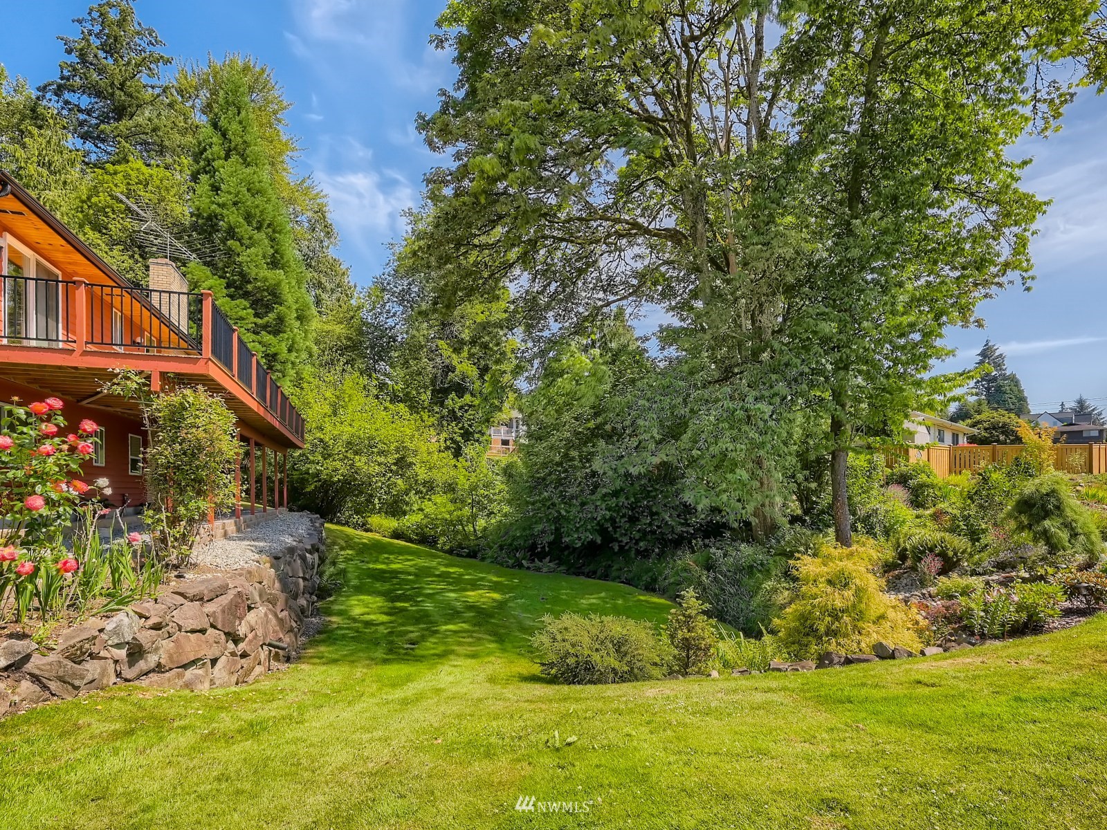 904 9th Street Snohomish, WA 98290 - Photo 27 of 40 a backyard of a house with lots of green space