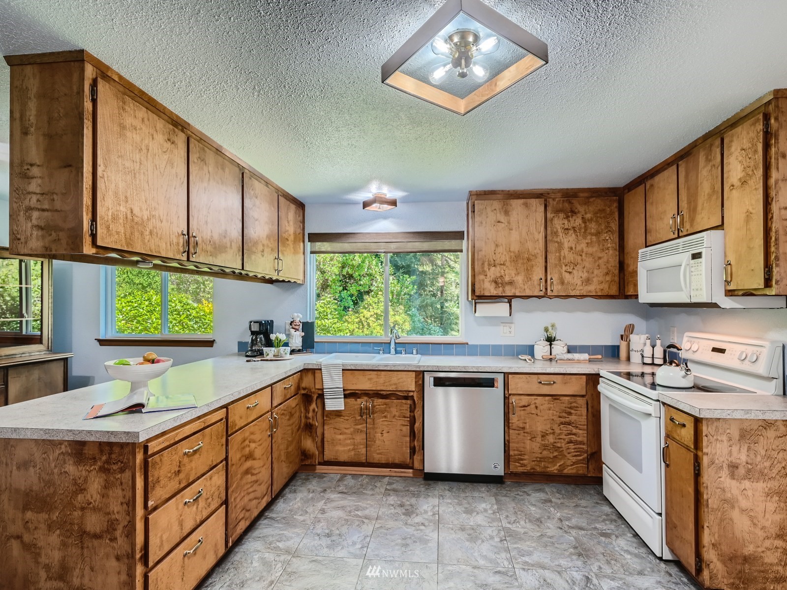904 9th Street Snohomish, WA 98290 - Photo 8 of 40 a kitchen with a sink stove and cabinets