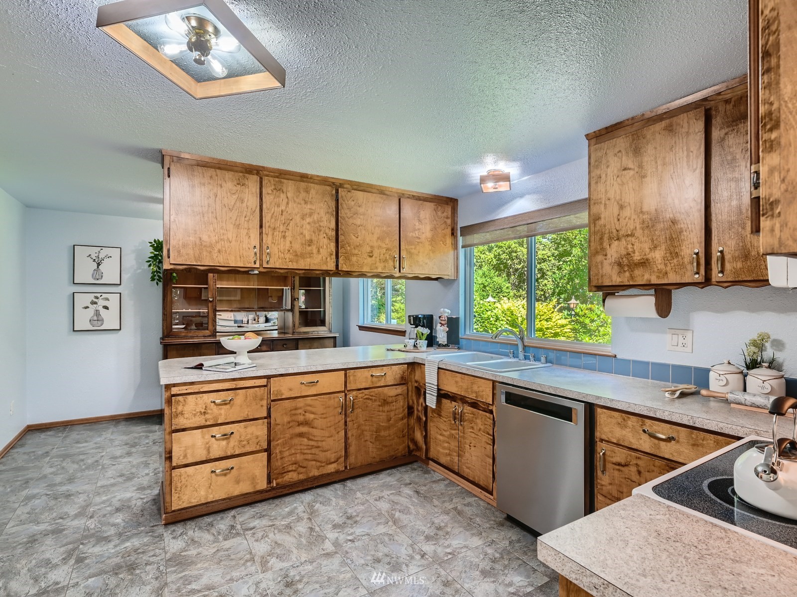 904 9th Street Snohomish, WA 98290 - Photo 10 of 40 a kitchen with a stove a sink and a window