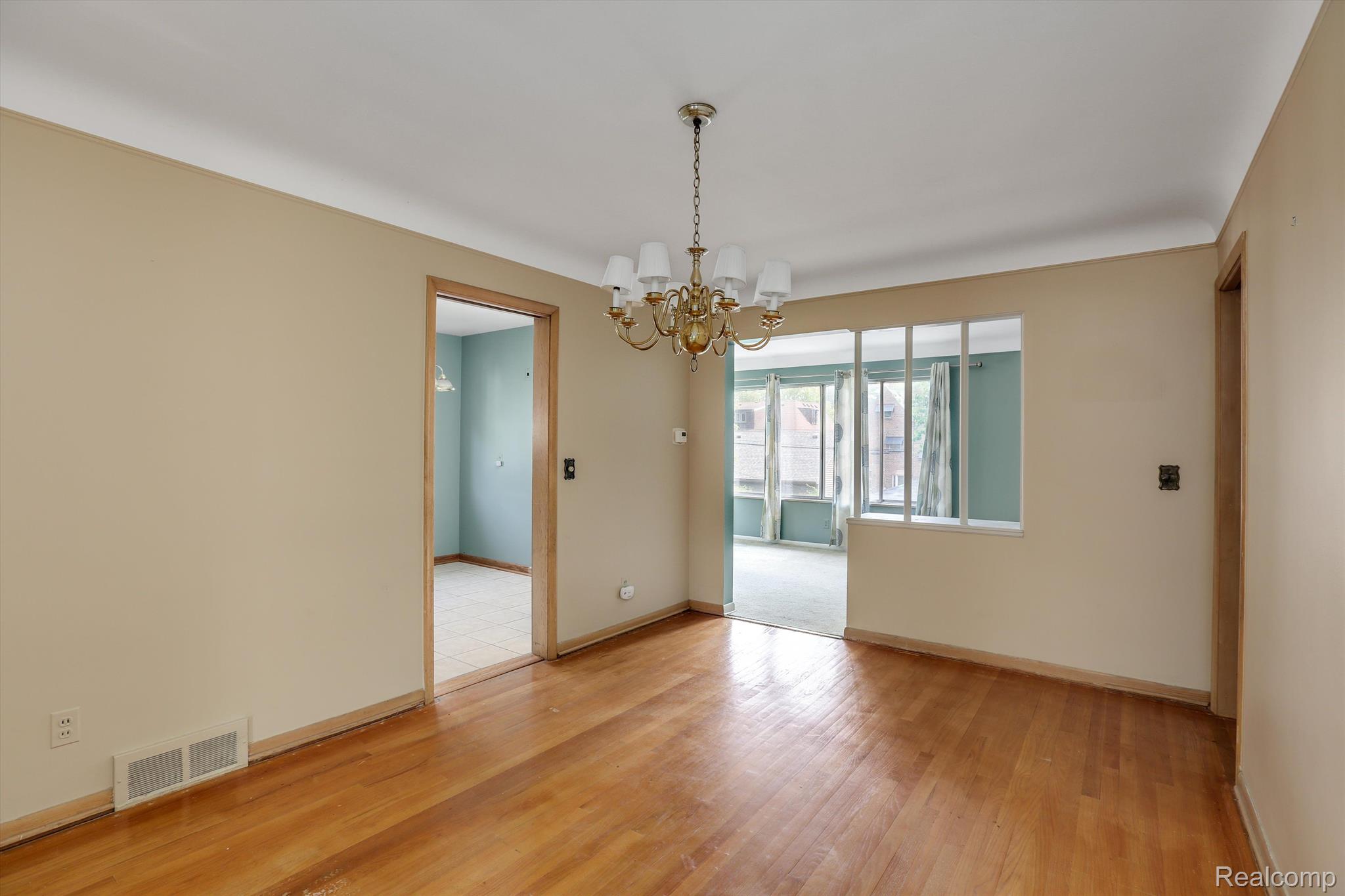 834 Harcourt Road Grosse Pointe, MI 48230 - Photo 16 of 30 Unit 836- Dining Room