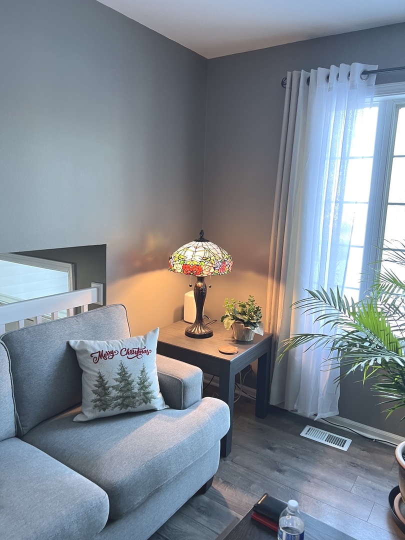 2233 Dawson Lane Algonquin, IL 60102 - Photo 17 of 52 a living room with furniture and a potted plant