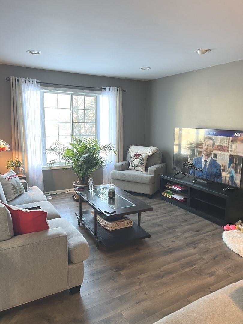2233 Dawson Lane Algonquin, IL 60102 - Photo 18 of 52 a living room with furniture and a large window
