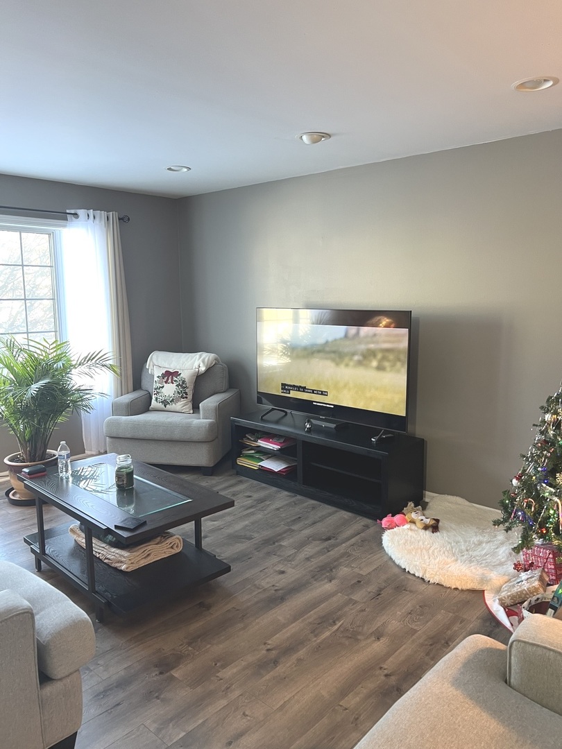 2233 Dawson Lane Algonquin, IL 60102 - Photo 21 of 52 a living room with furniture and a flat screen tv