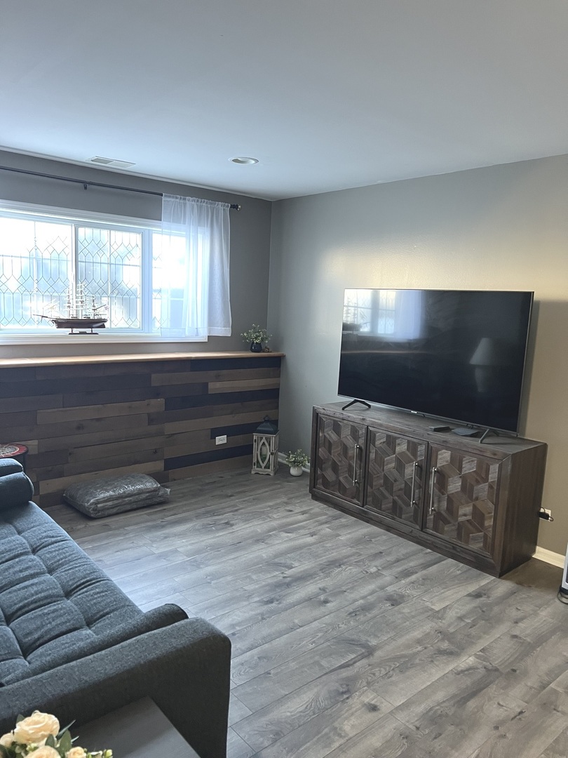 2233 Dawson Lane Algonquin, IL 60102 - Photo 27 of 52 a living room with furniture and a flat screen tv