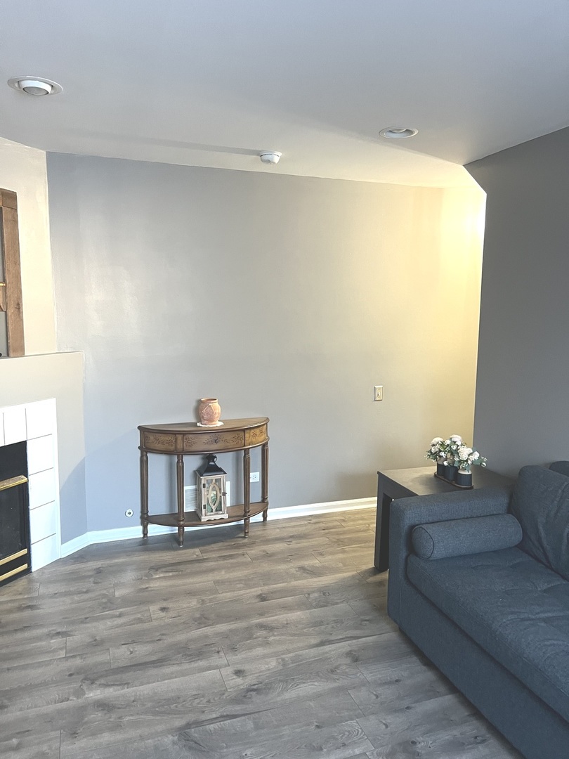 2233 Dawson Lane Algonquin, IL 60102 - Photo 30 of 52 a living room with furniture
