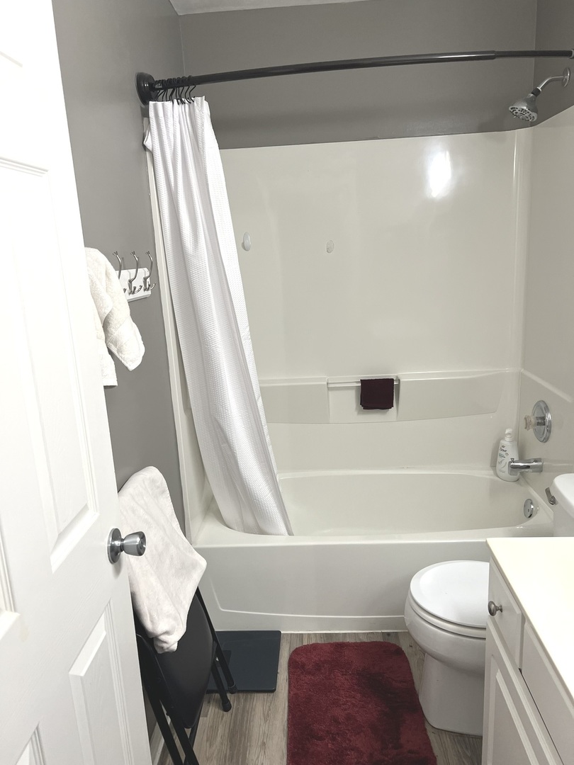2233 Dawson Lane Algonquin, IL 60102 - Photo 43 of 52 a bathroom with a toilet and a bathtub