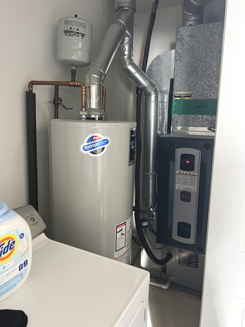 2233 Dawson Lane Algonquin, IL 60102 - Photo 49 of 52 a room with gym equipment