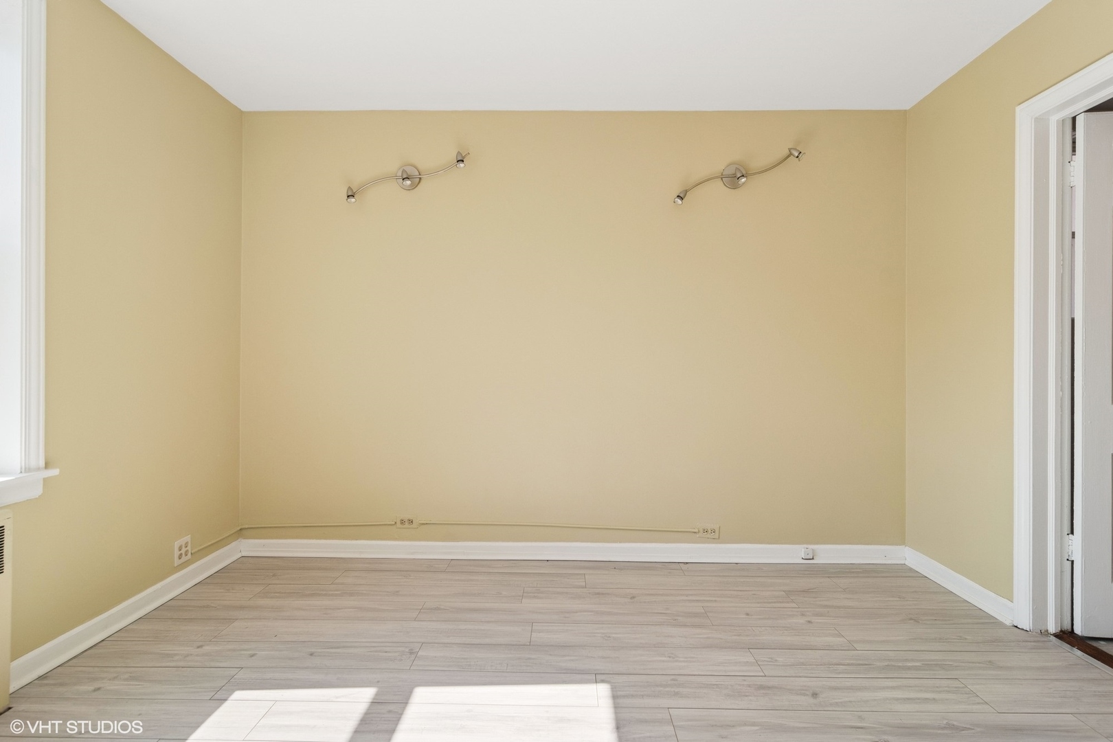 1143 East 50th Street, Unit 2 Chicago, IL 60615 - Photo 17 of 29 a view of a room with wooden floor and bench in it