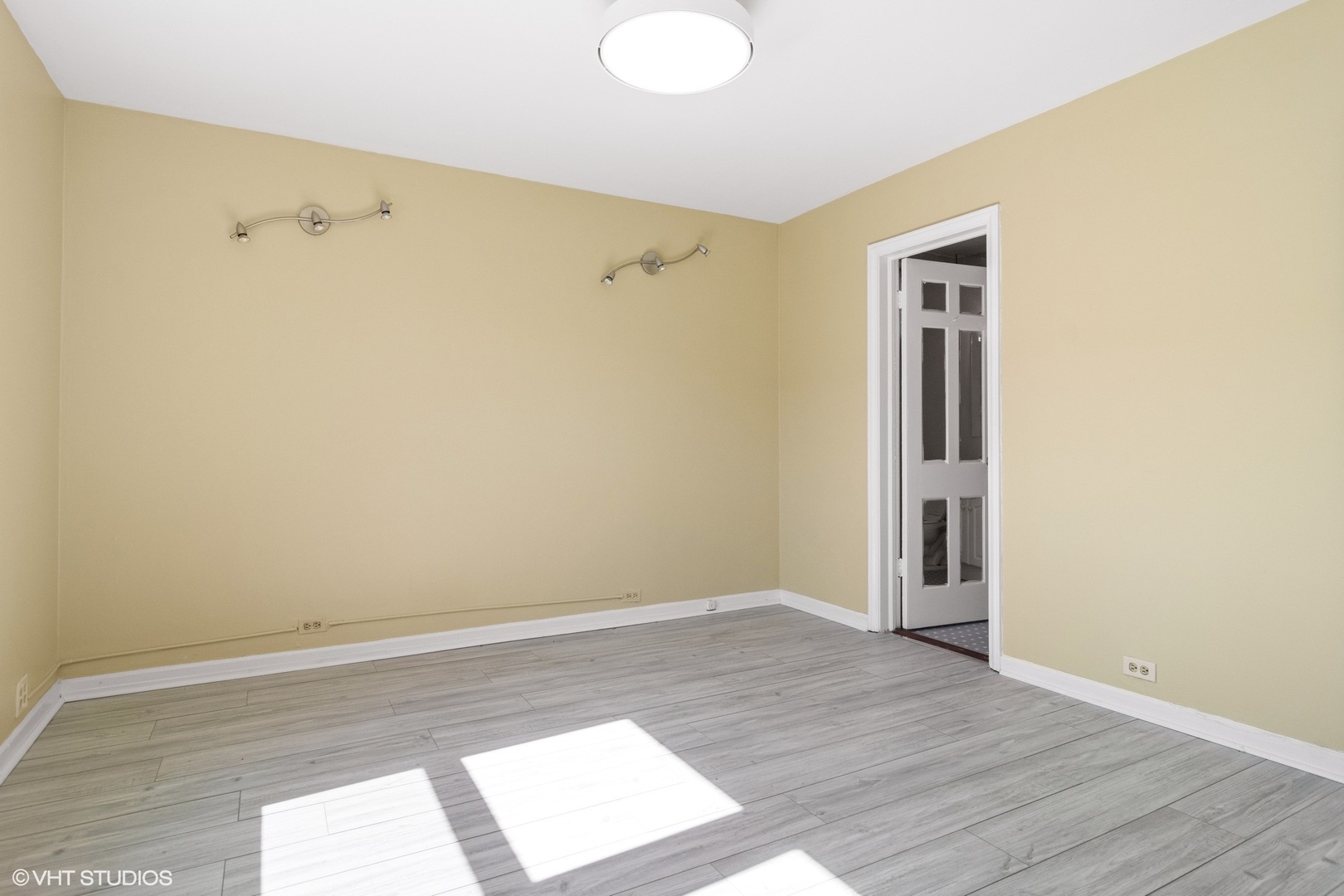 1143 East 50th Street, Unit 2 Chicago, IL 60615 - Photo 20 of 29 an empty room with wooden floor and windows