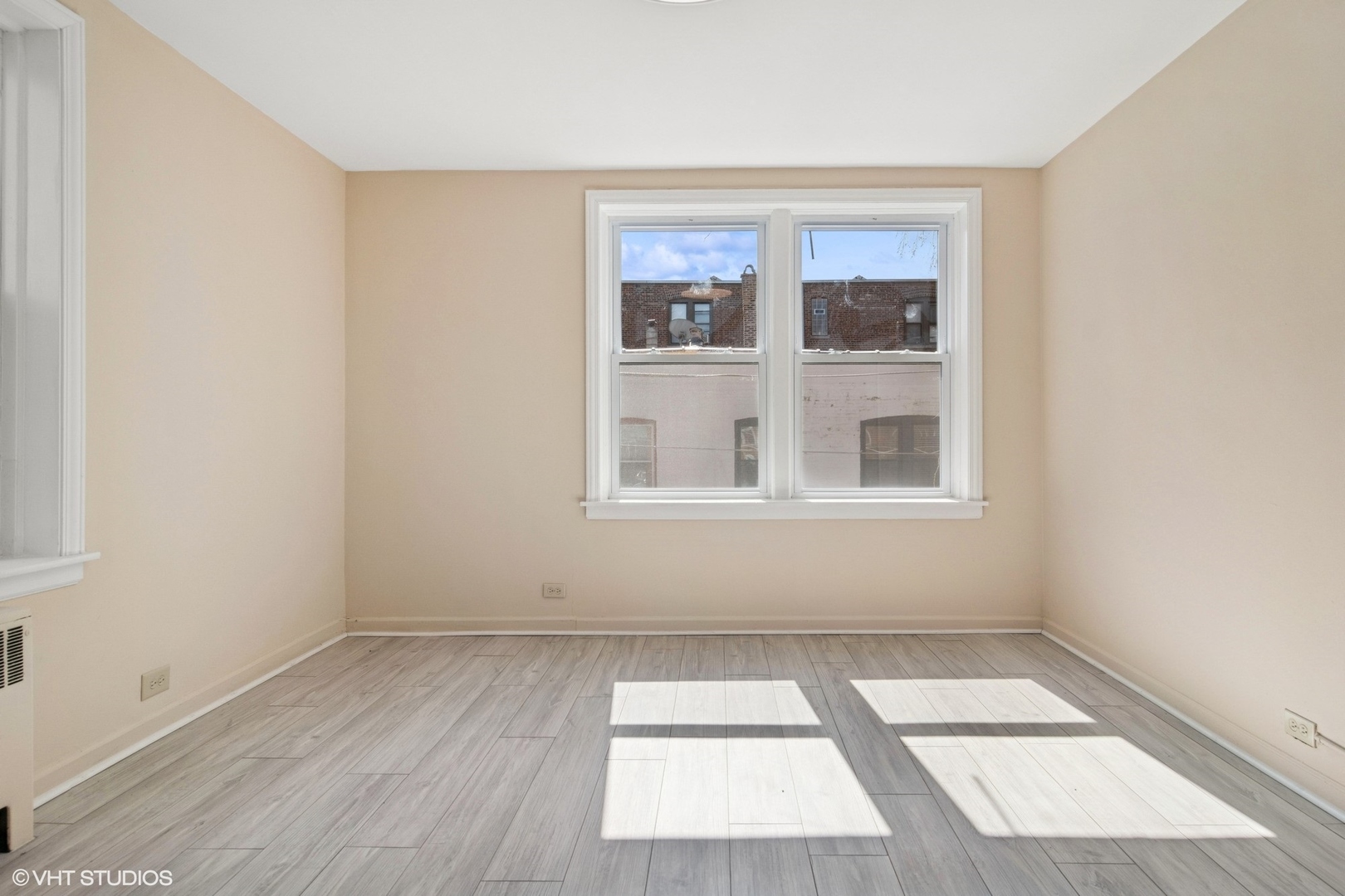 1143 East 50th Street, Unit 2 Chicago, IL 60615 - Photo 24 of 29 an empty room with a window