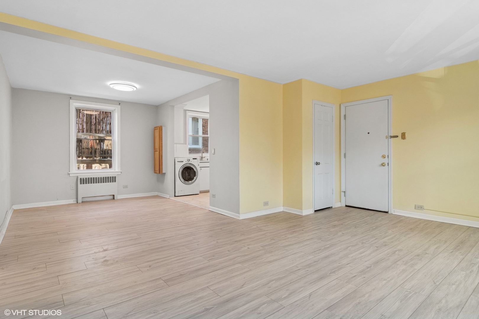 1143 East 50th Street, Unit 2 Chicago, IL 60615 - Photo 8 of 29 an empty room with windows and closet