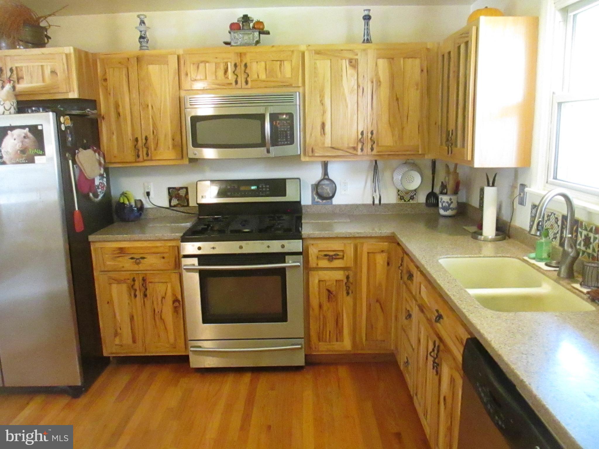 216 Locknell Road Lutherville-Timonium, MD 21093 - Photo 4 of 26 Beautiful Amish made cabinets