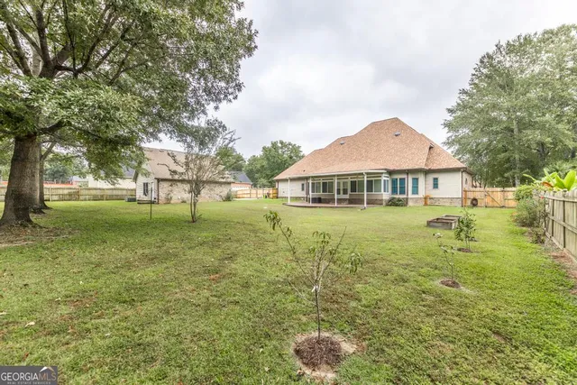 a view of a house with a yard