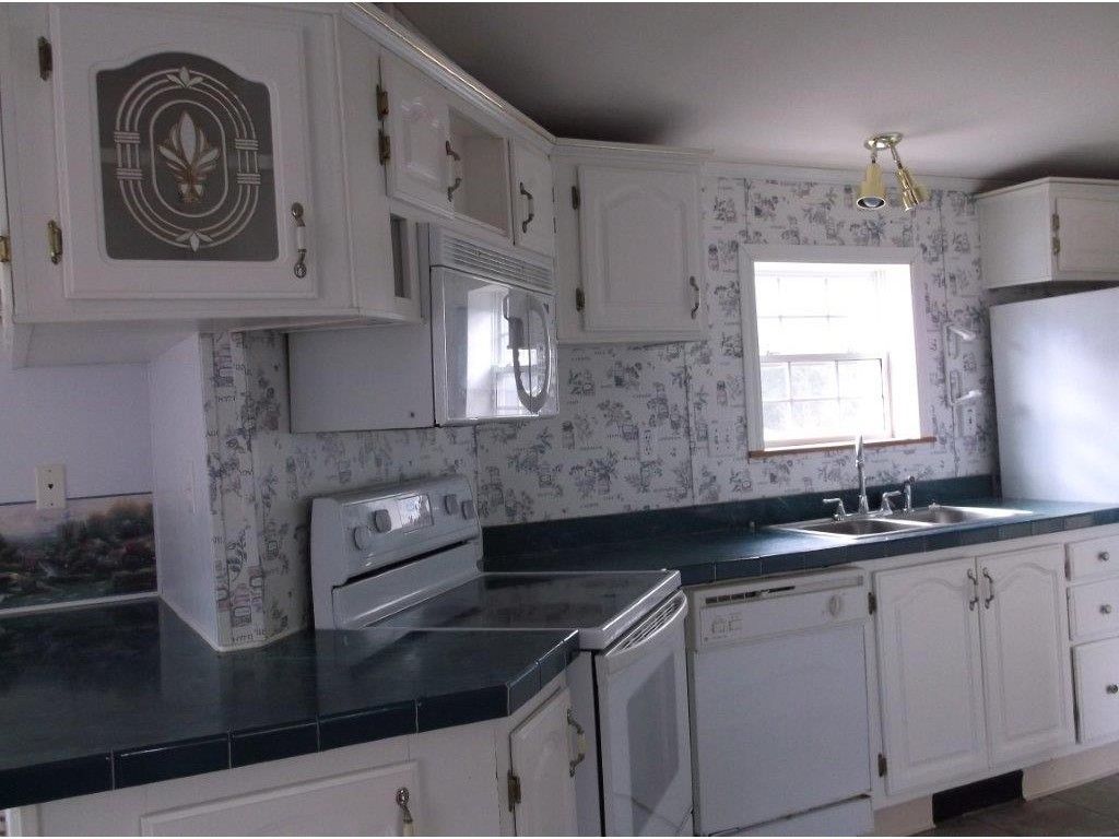 42 Hawaii Lane Rochester, NH 03867 - Photo 2 of 20