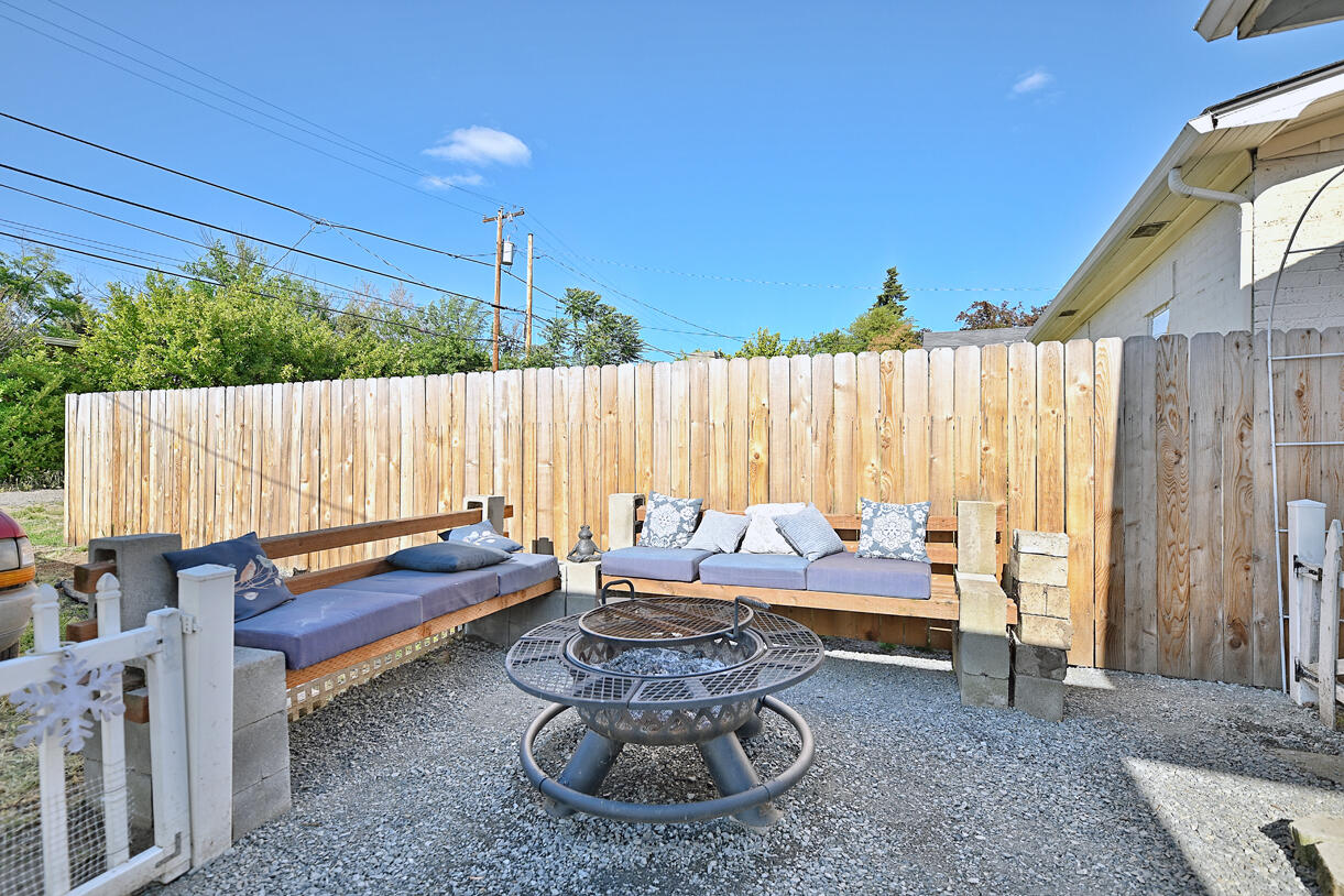 911 Reddy Avenue Medford, OR 97504 - Photo 28 of 29 Fire pit