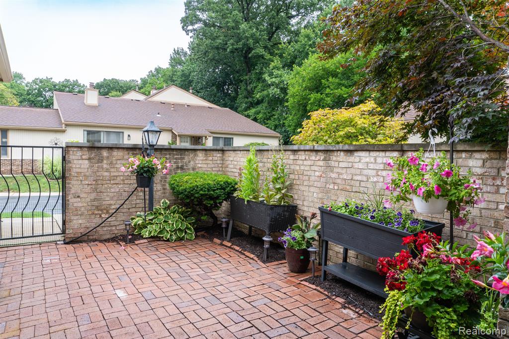 23165 Farmington Road Farmington, MI 48336 - Photo 2 of 31 Gallery Image 2
