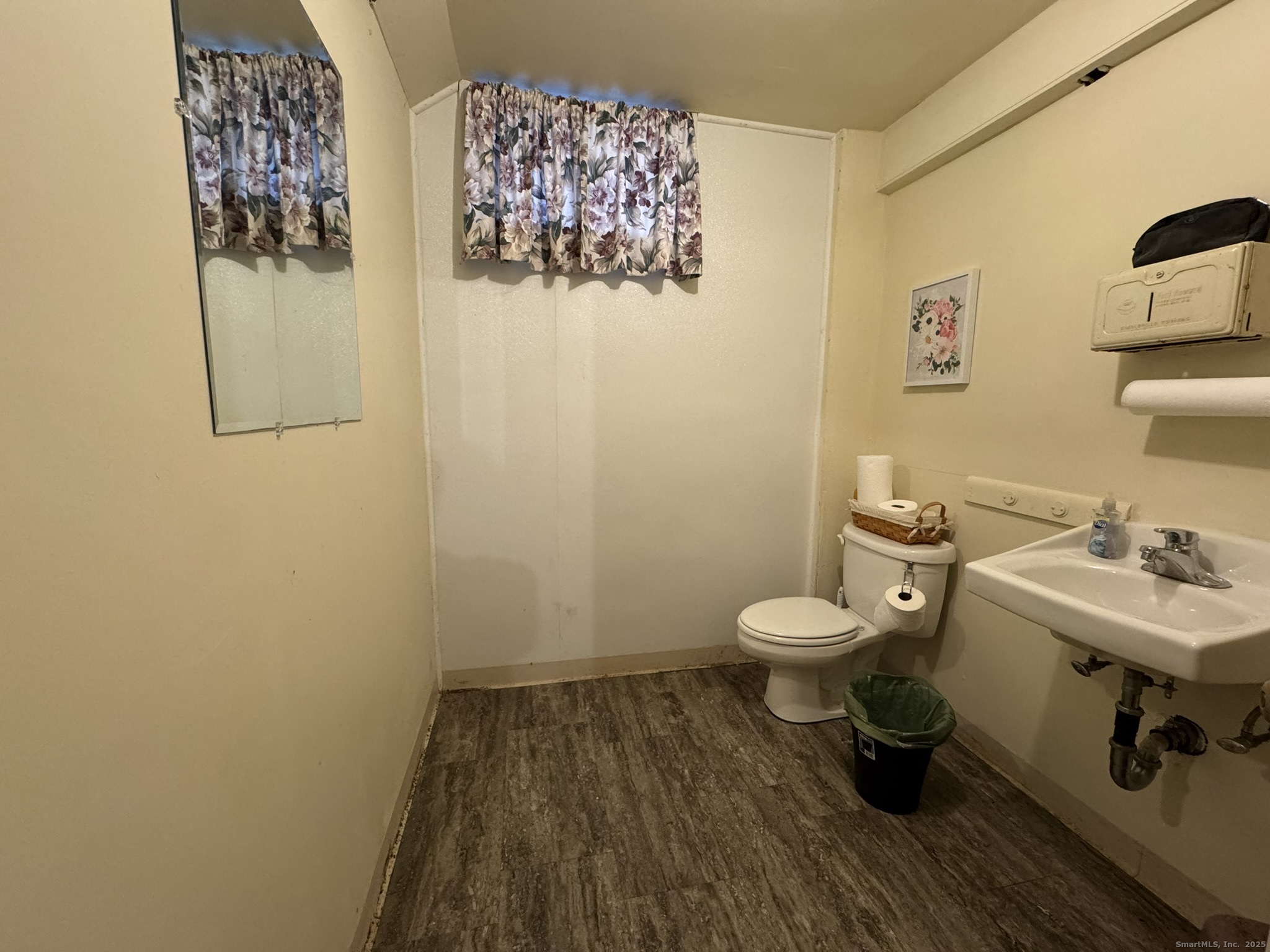 565 High Street Middletown, CT 06457 - Photo 22 of 24 a bathroom with a toilet and a sink