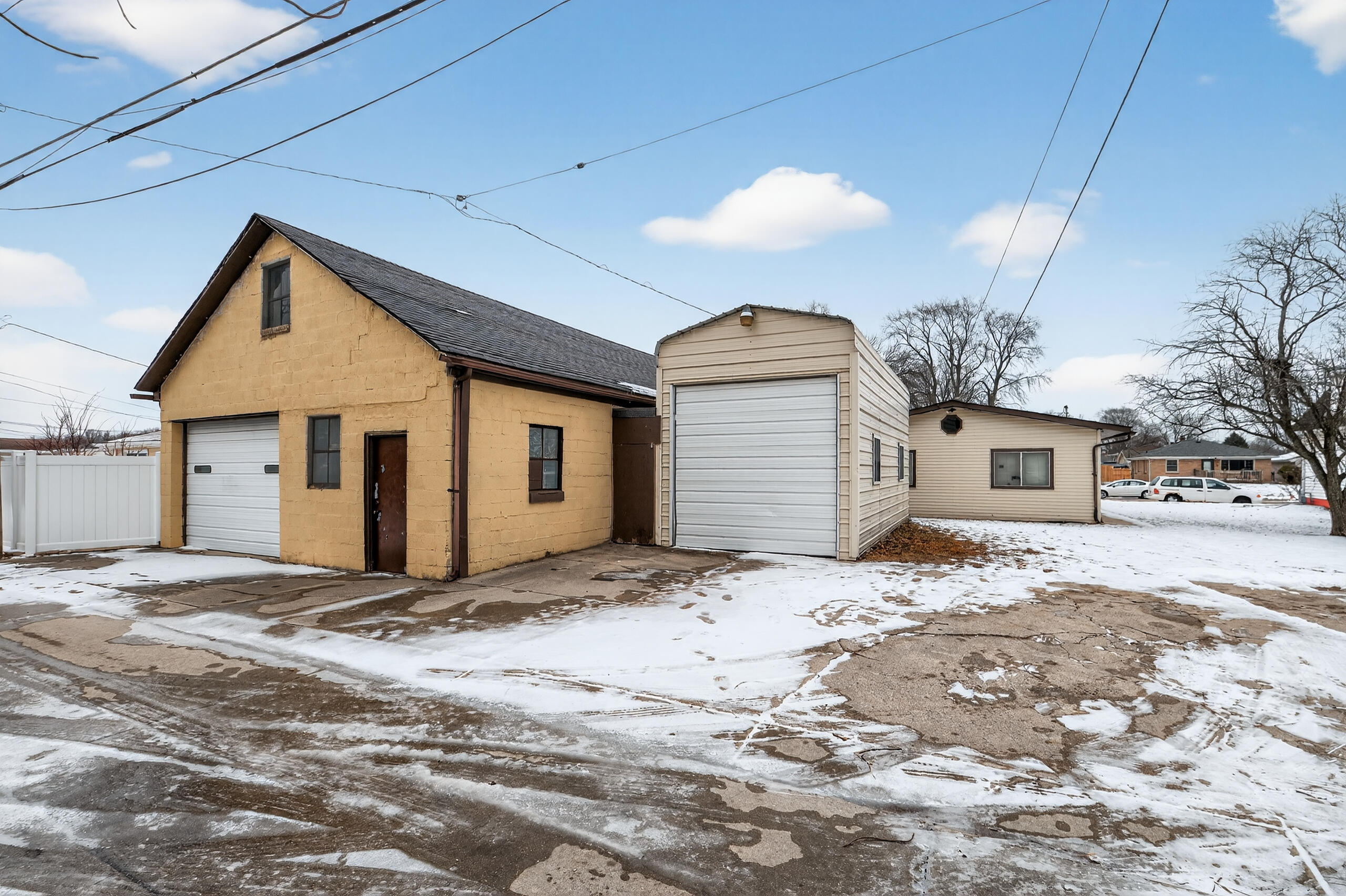 3312 1st Avenue Racine, WI 53402 - Photo 2 of 26 Garages