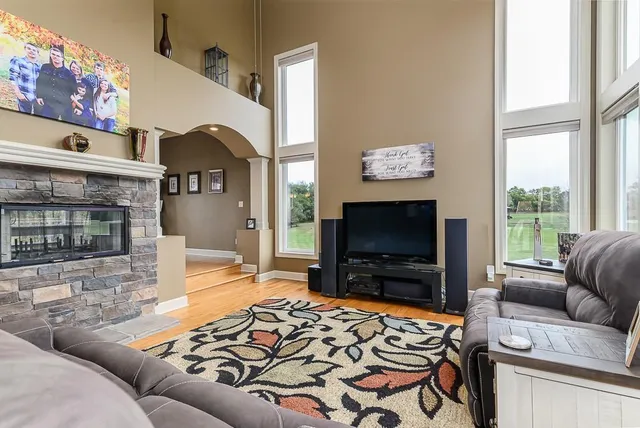 $779,950 | 924 East 1938th Road, Eudora, KS 66025