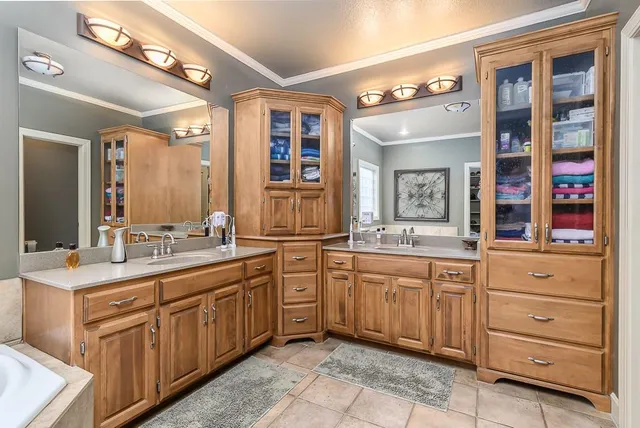 $779,950 | 924 East 1938th Road, Eudora, KS 66025