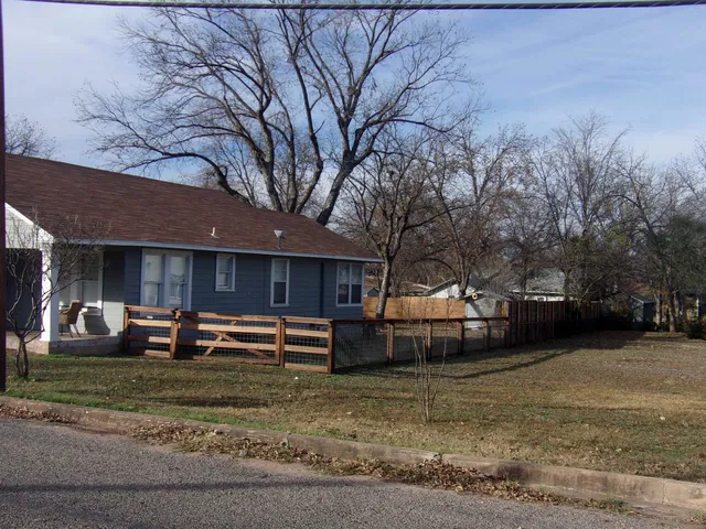 $449,900 | 207 East Wallace Street, Llano, TX 78643