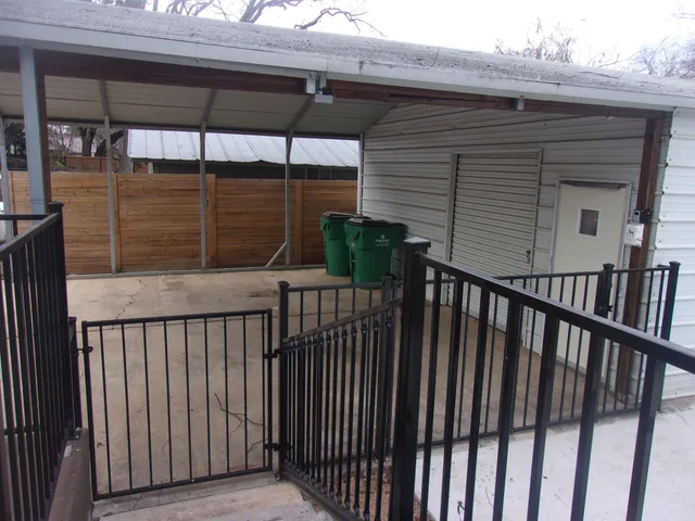 $449,900 | 207 East Wallace Street, Llano, TX 78643