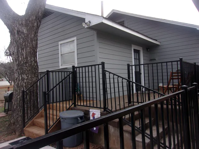 $449,900 | 207 East Wallace Street, Llano, TX 78643