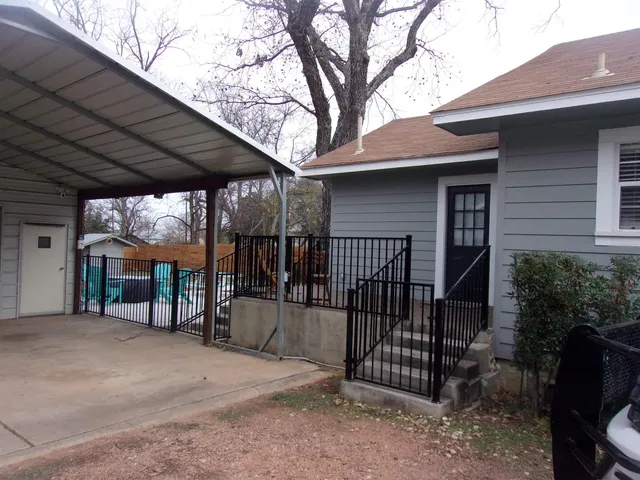 $449,900 | 207 East Wallace Street, Llano, TX 78643