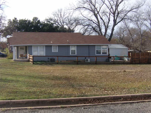 $449,900 | 207 East Wallace Street, Llano, TX 78643