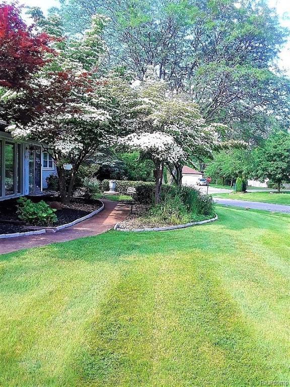 33640 Lyncroft Street Farmington Hills, MI 48331 - Photo 3 of 26