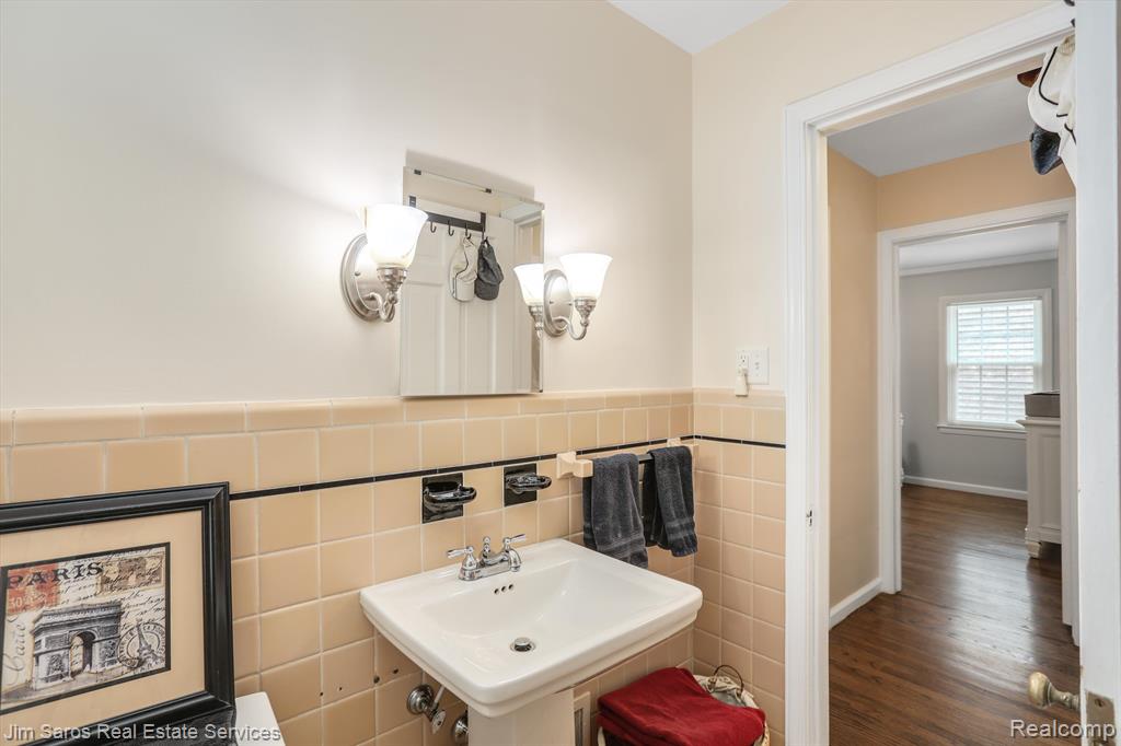 1330 Hampton Road Grosse Pointe Woods, MI 48236 - Photo 12 of 29