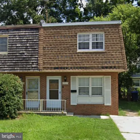 a view of house with front yard