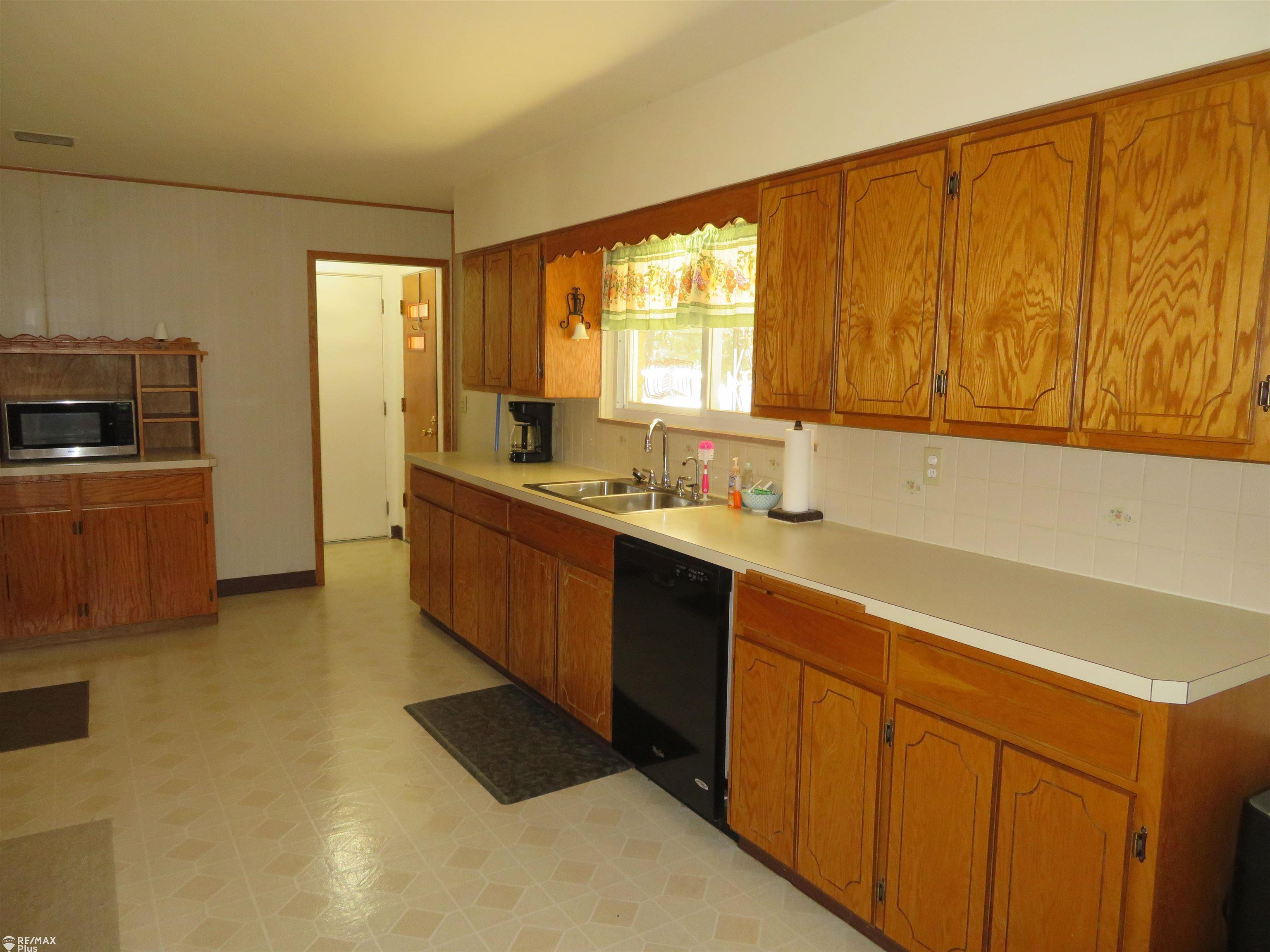 5095 Jackson Road Flint, MI 48506 - Photo 3 of 34 50092893-2.JPG