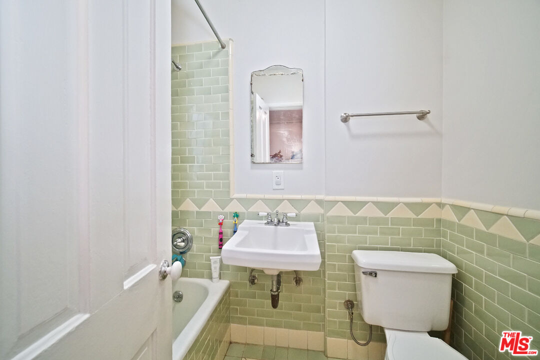 1272 South Ridgeley Drive Los Angeles, CA 90019 - Photo 22 of 34