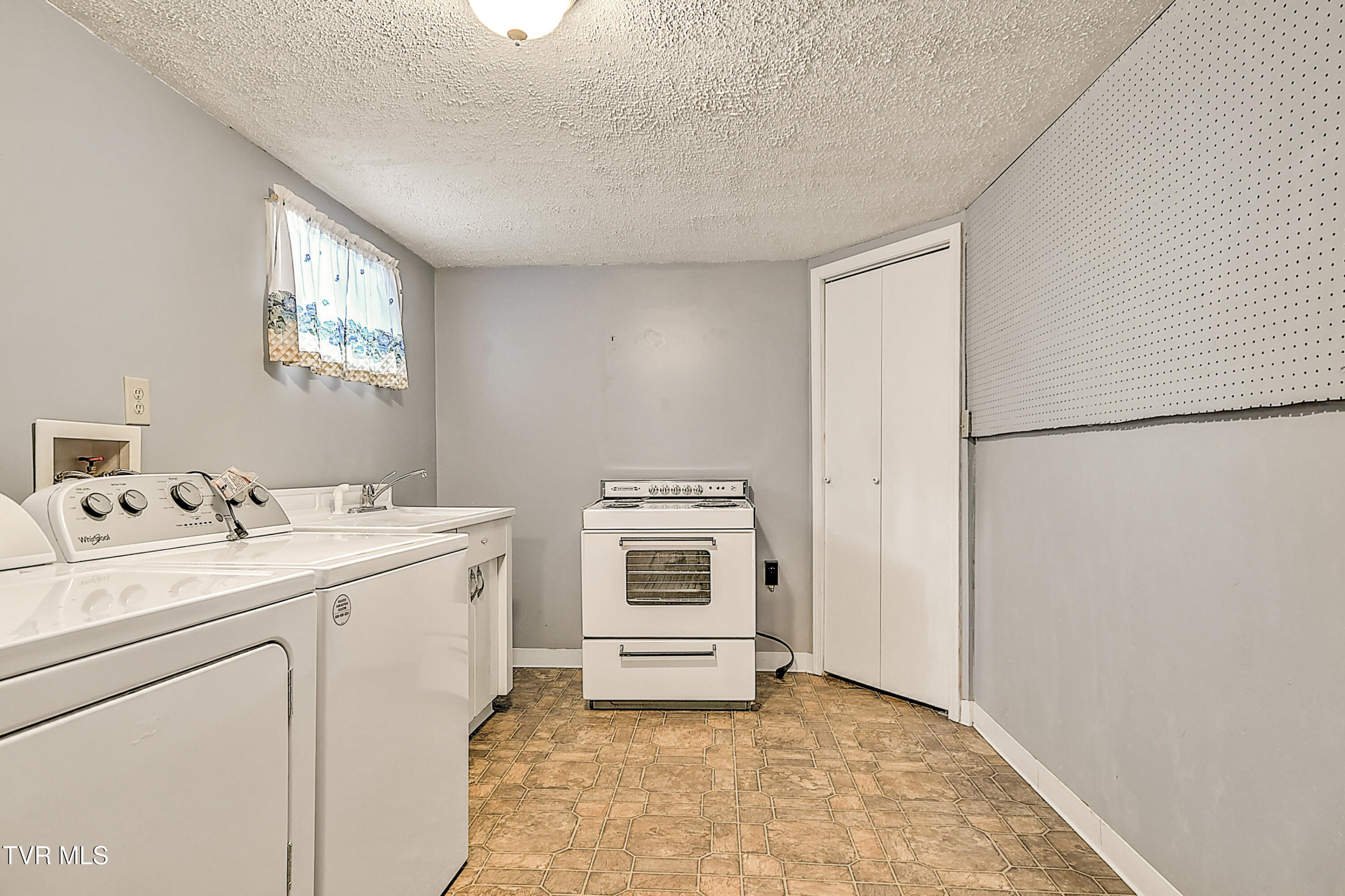 1921 Edens Ridge Road Kingsport, TN 37664 - Photo 25 of 80 1921 Edens Ridge RH-25