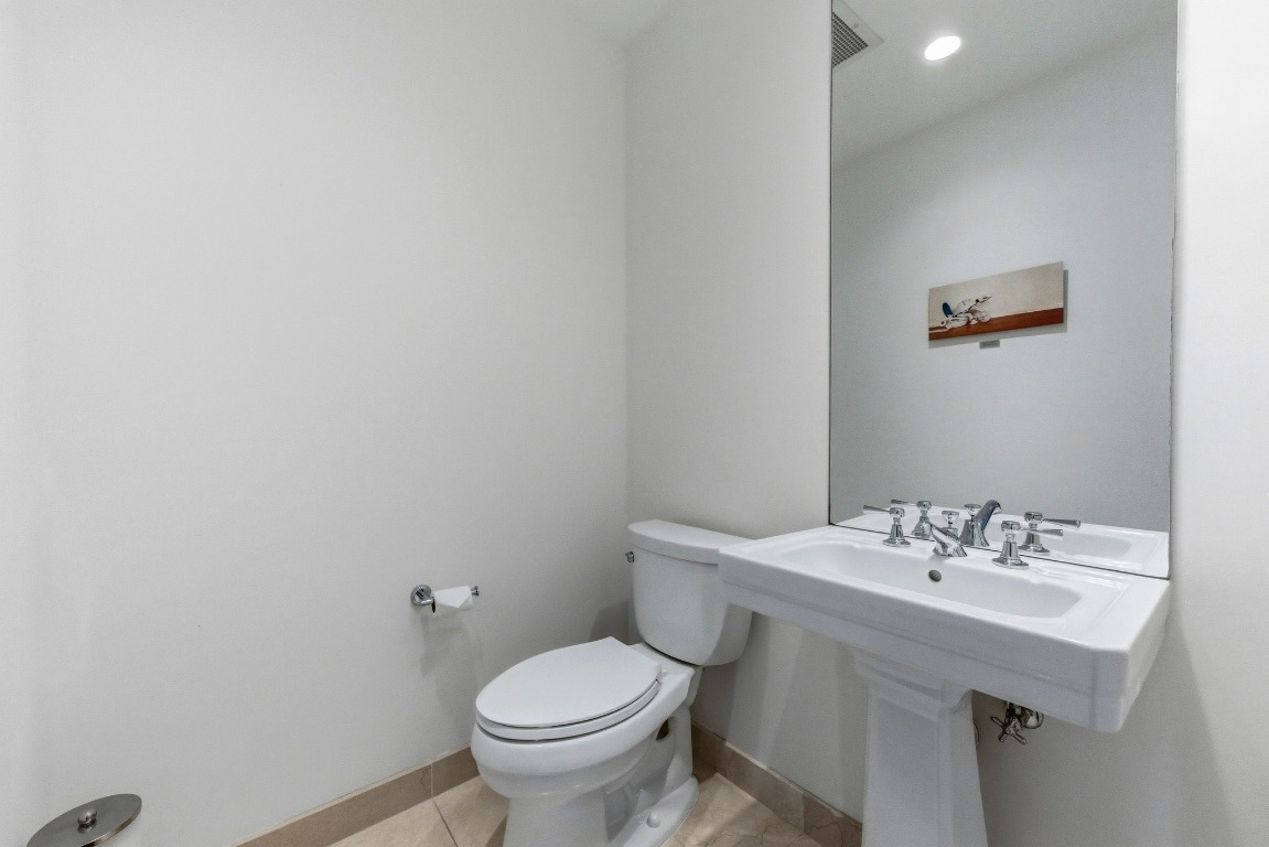200 Congress Avenue, Unit 14A Austin, TX 78701 - Photo 25 of 40 a bathroom with a sink and a toilet