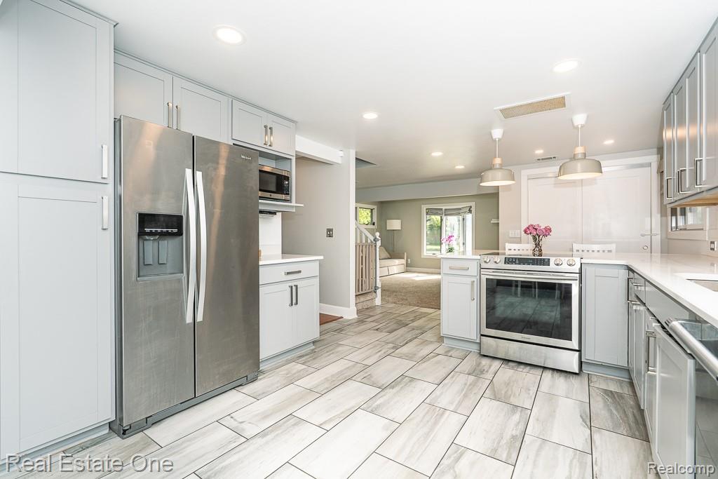 2460 Emmons Avenue Rochester Hills, MI 48307 - Photo 8 of 45