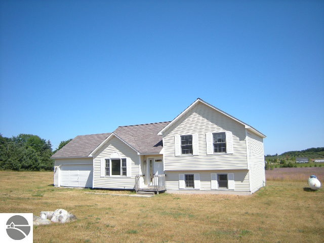 3042 North Setterbo Road Suttons Bay, MI 49682 - Photo 3 of 17 1777789-2.JPG